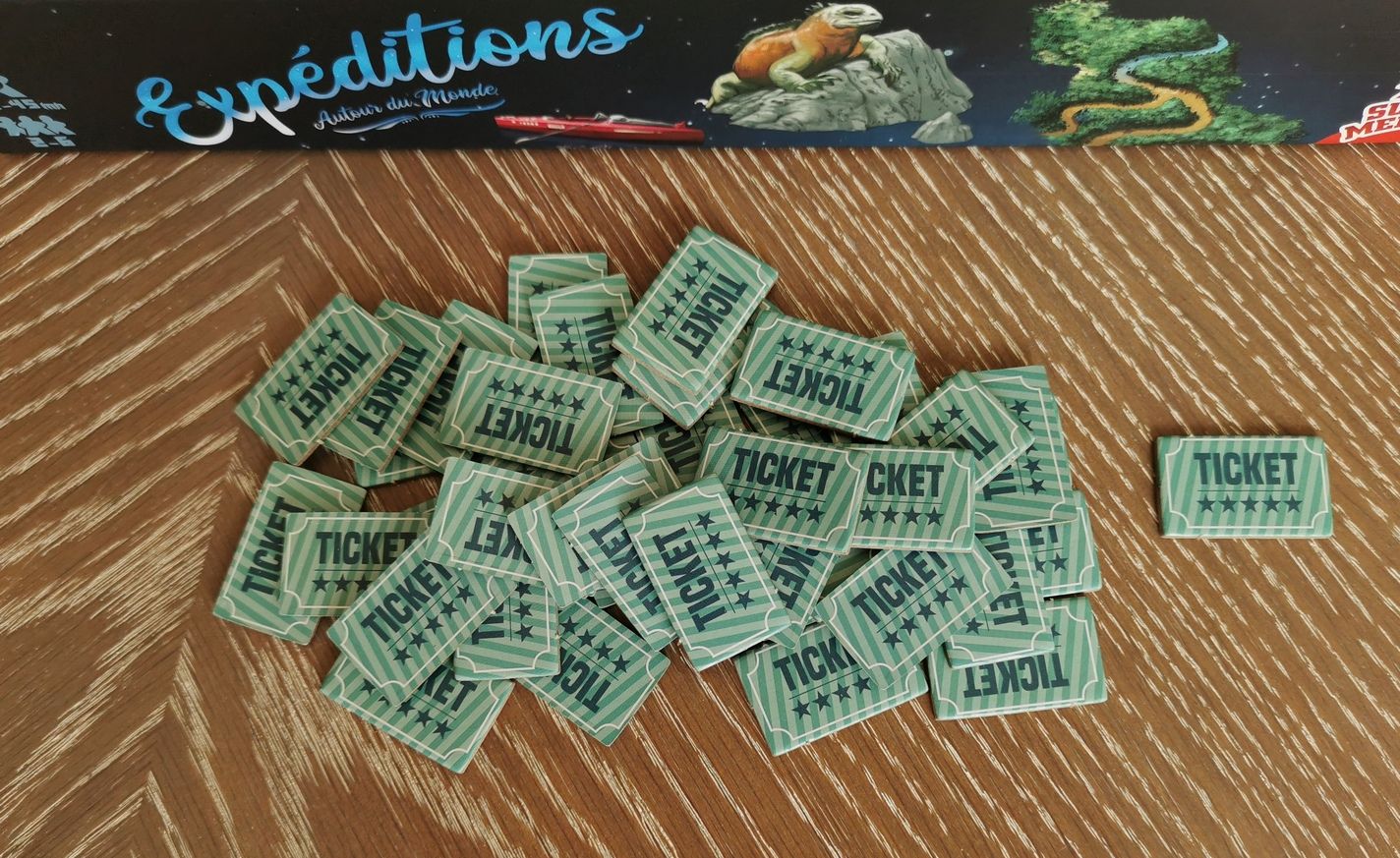 40 tickets. Plus que nécessaire : comme il y a 21 lieux rouges sur le plateau, à  6 joueurs on n'aurait besoin en théorie que de 39 tickets, si ils ne sont pas consommés (ce qui arrive rarement).