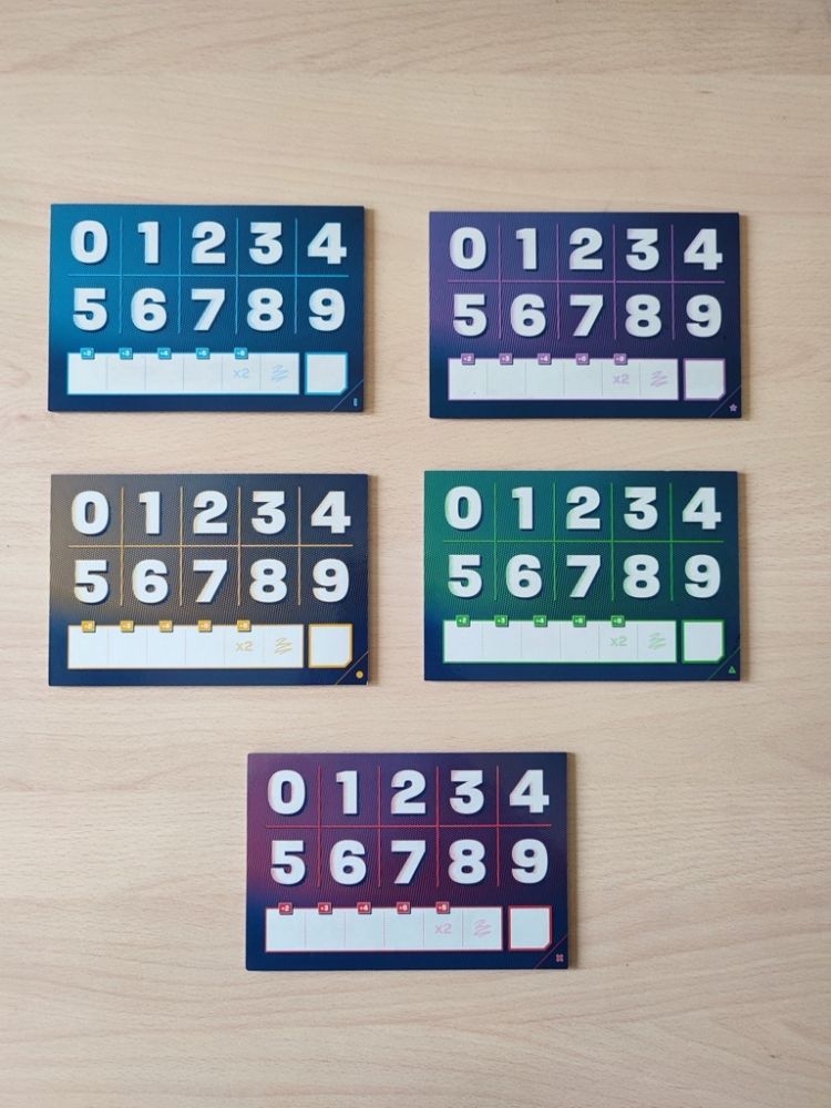 Les 5 plateaux chiffres avec au recto les 1à chiffres, les cases score avec les bonus. Du double épaisseur plastifiées pour pouvoir utiliser les marqueurs effaçables.