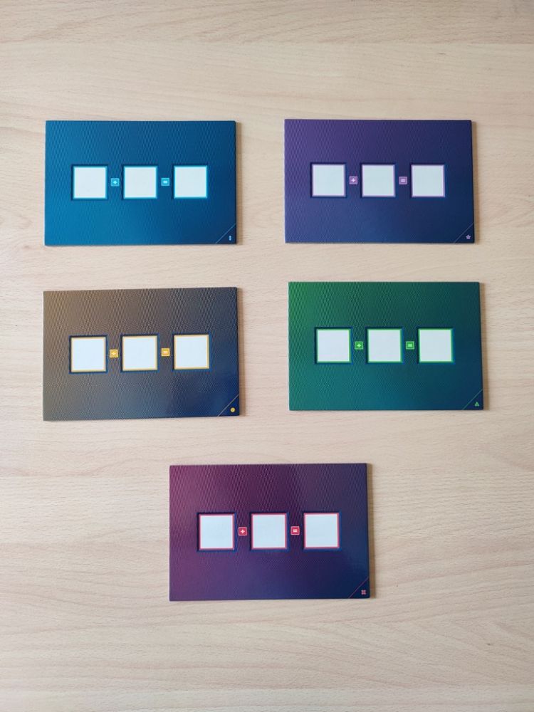 Les 5 plateaux chiffres avec au verso des cases pour inscrire les cores des 2 manches et le score final .