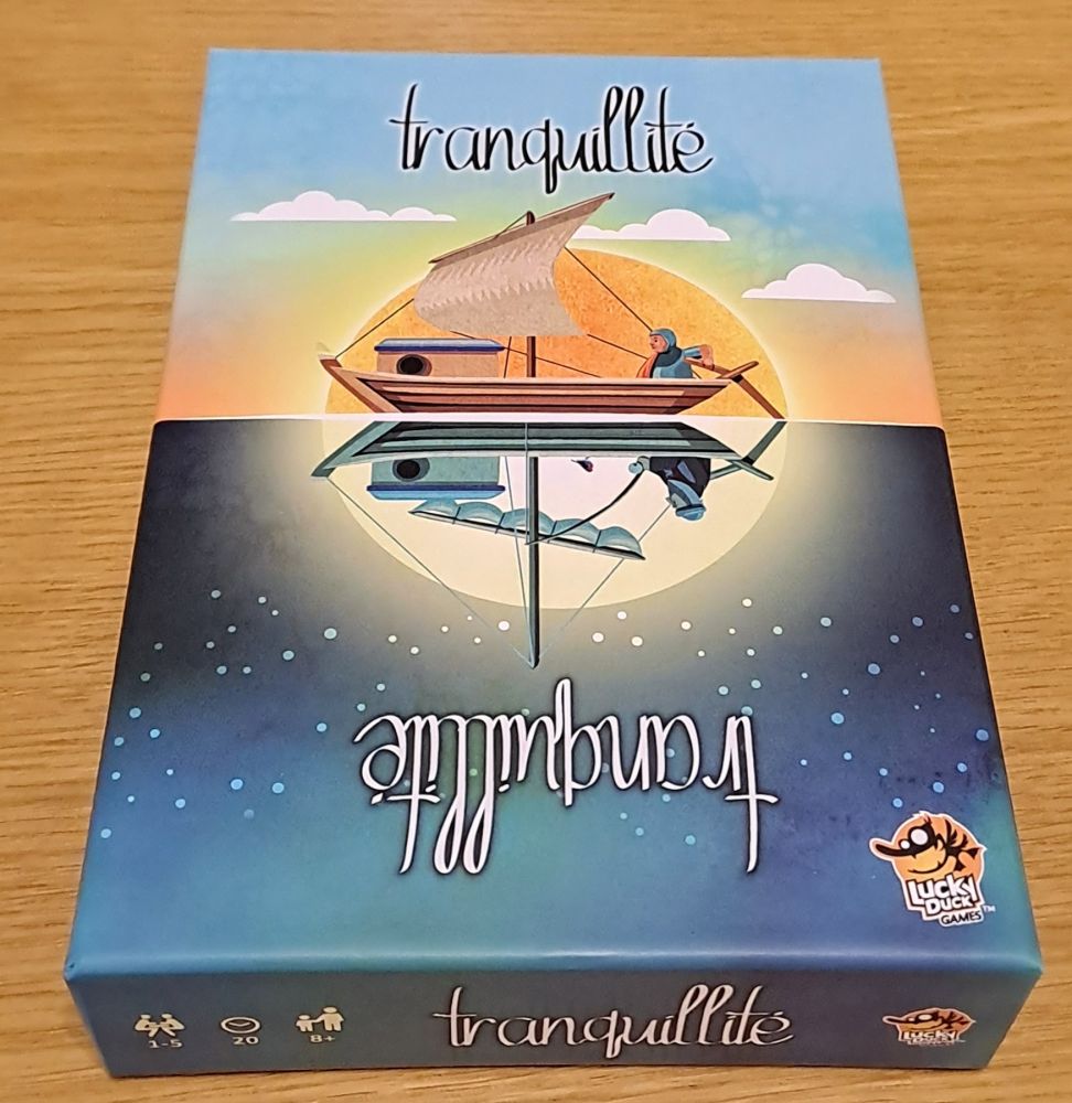 Une boite fine et petite. On pourra l'emmener facilement partout, par contre à l'endroit où l'envers...