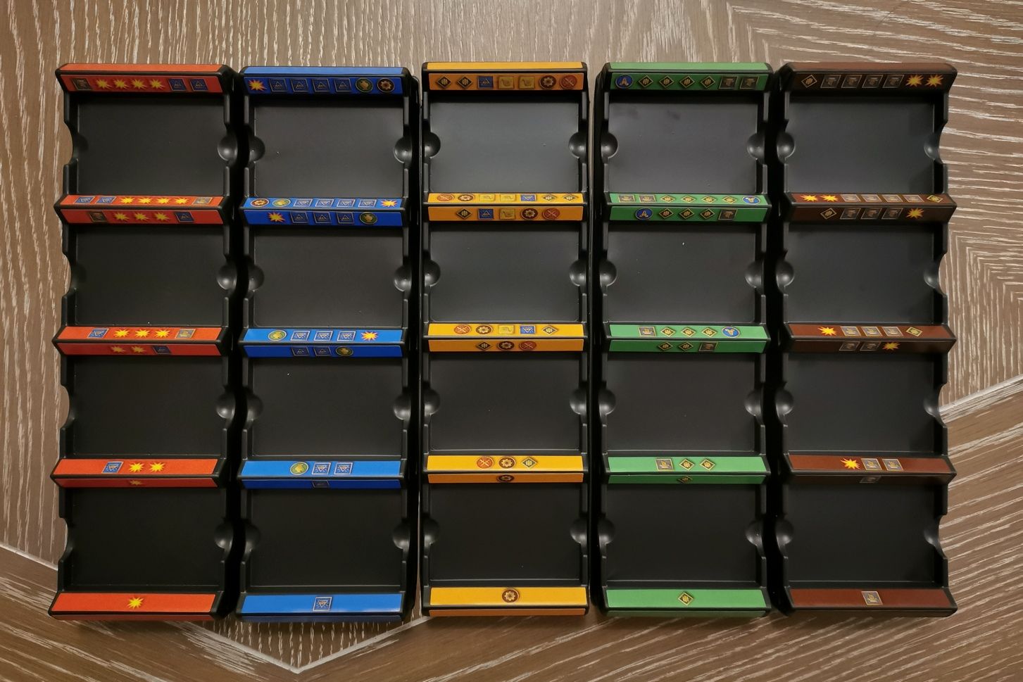 les 5 rangements de cartes Technologie avec les stickers appropriés.