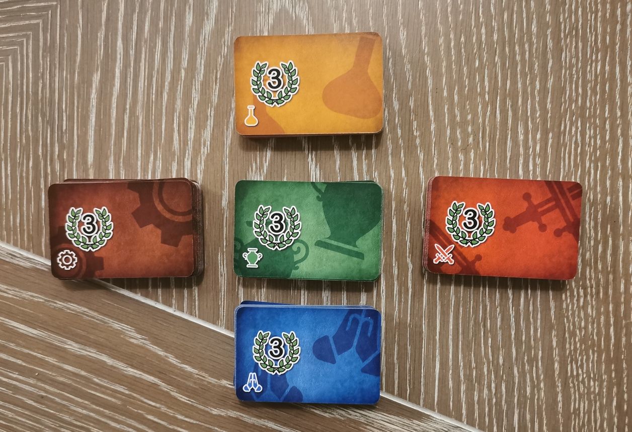 Les 160 cartes Technologie (32 par domaines) empilées au verso.