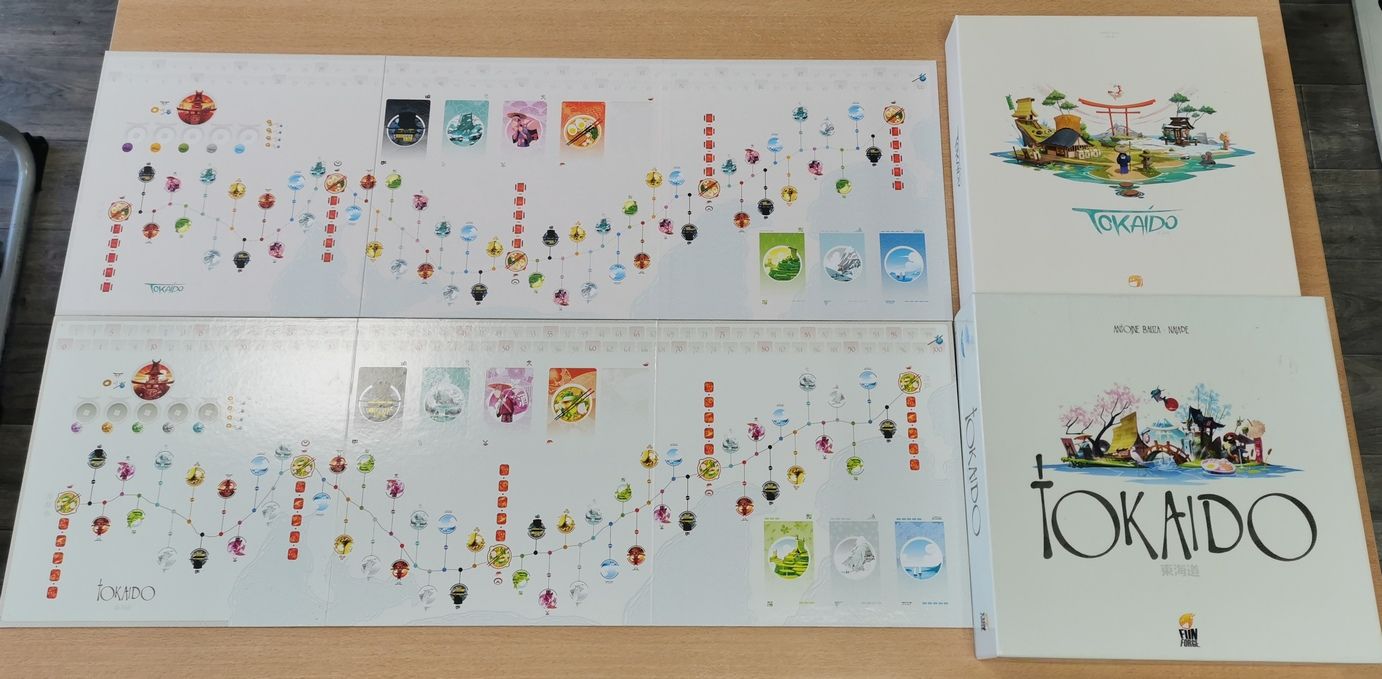 Les 2 plateaux et les 2 boîtes côte à côte.