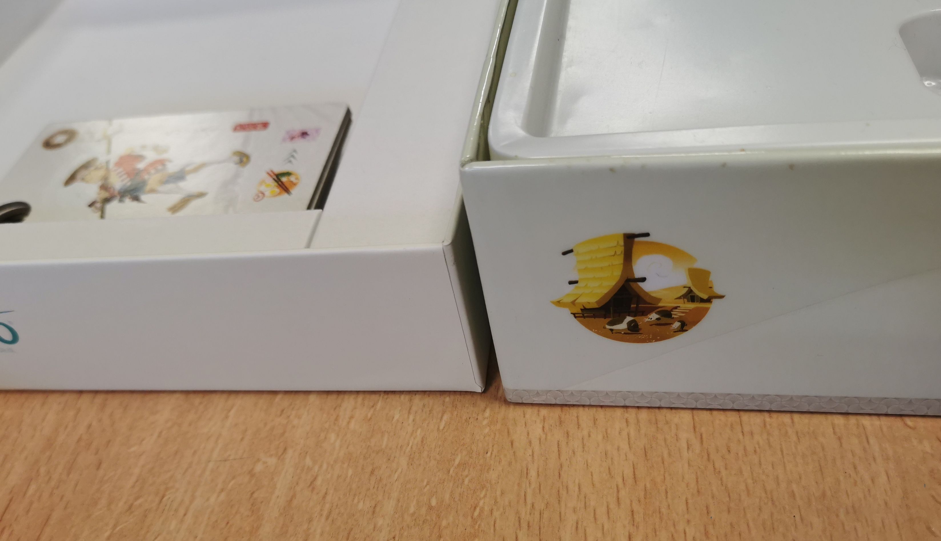 La hauteur de la boîte est également réduite. C’est crucial sur une étagère déjà trop chargée !