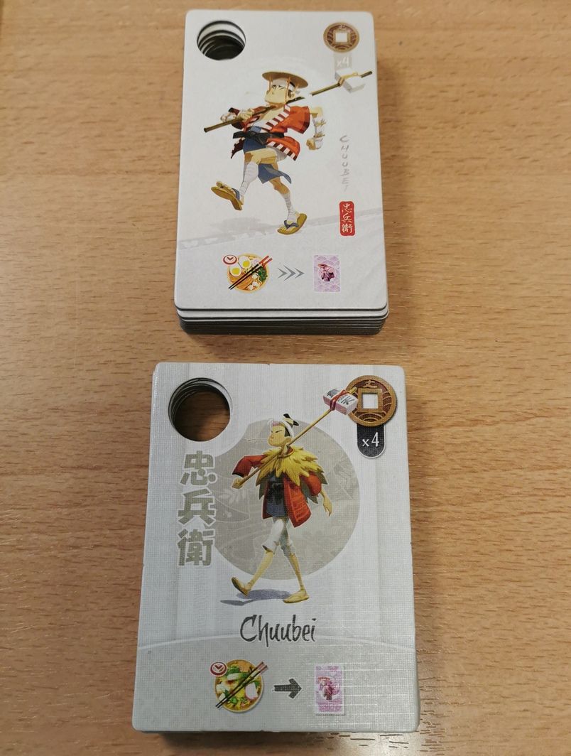 Les attributs des cartes personnages sont également identiques.