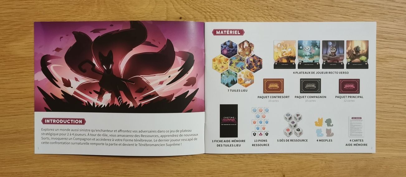 Le livret de règles ouvert à la page matériel