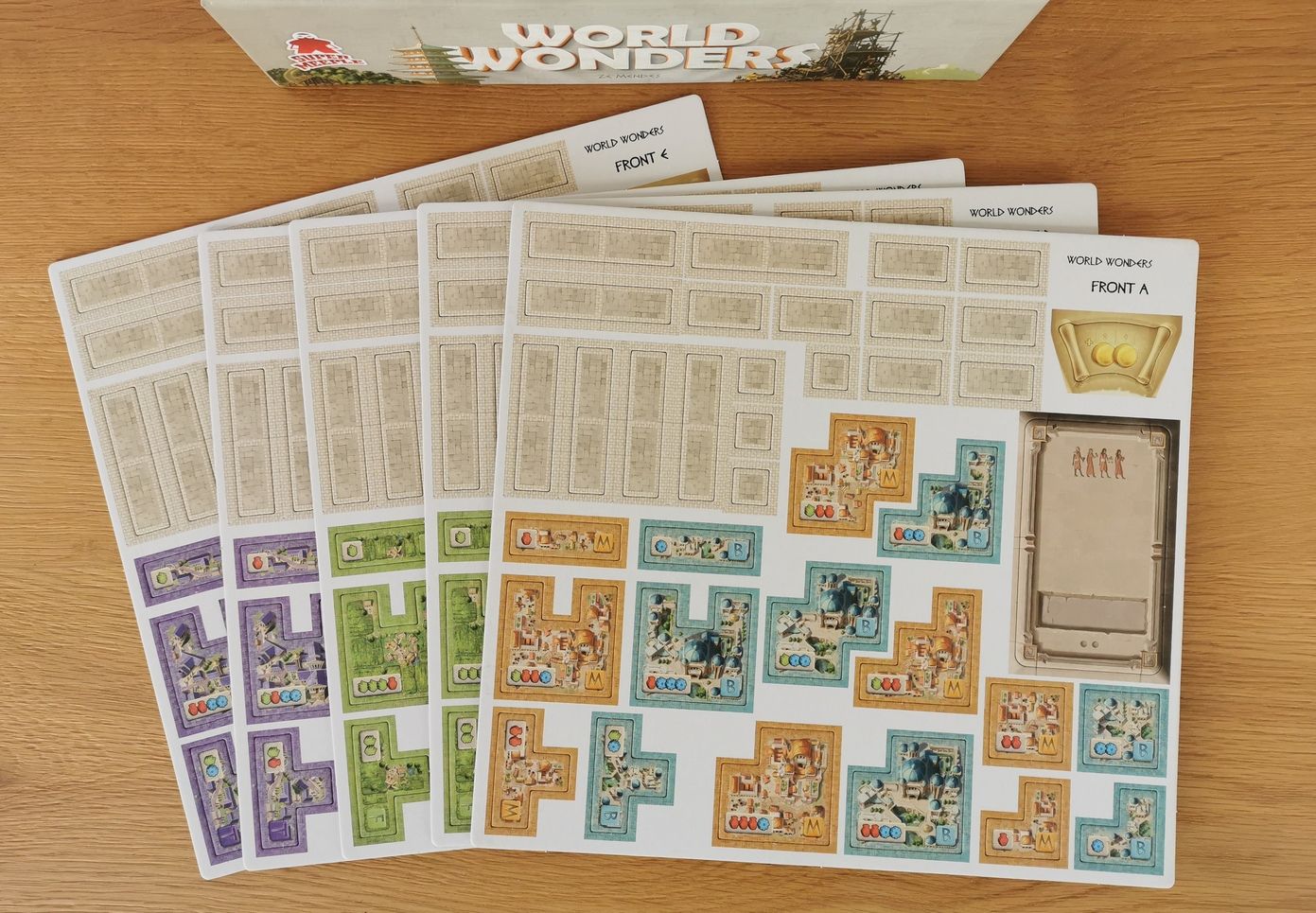 5 planches, attention à ne rien perdre :  toutes les tuiles sont nécessaire pour les parties à 5 joueurs