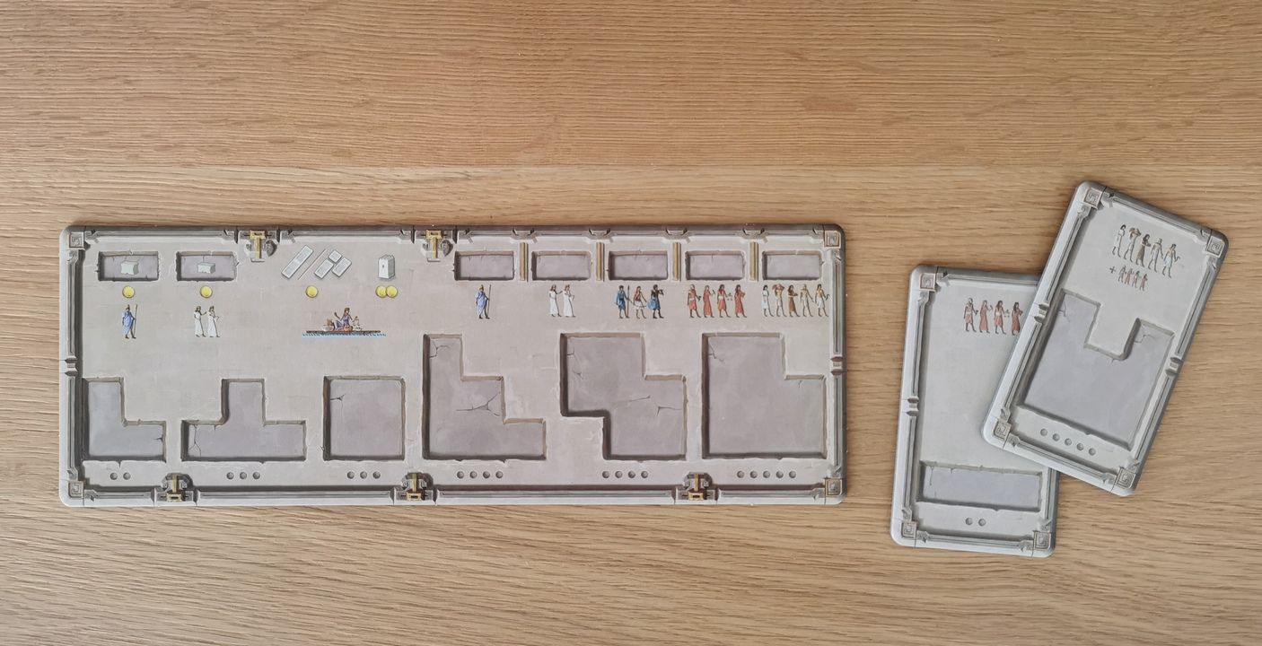 le plateau central, suffisant pour les parties de 1 à 3 joueurs et les 2 extensions pour les  parties à 4 et 5 joueurs.