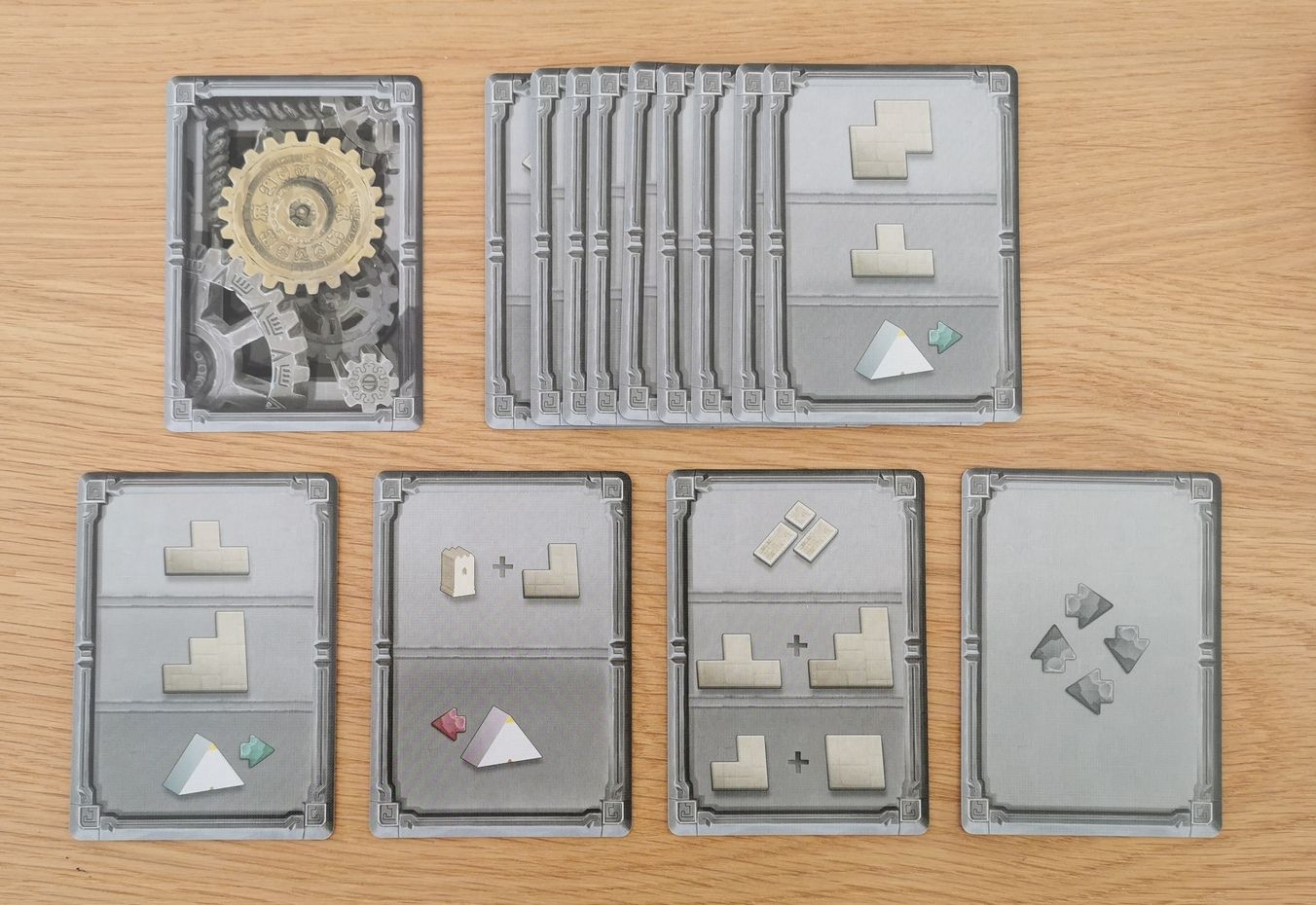 Les 14 cartes de l'automa du mode solo. La dernière carte ci-dessus programme le l'action de re-mélanger le paquet.