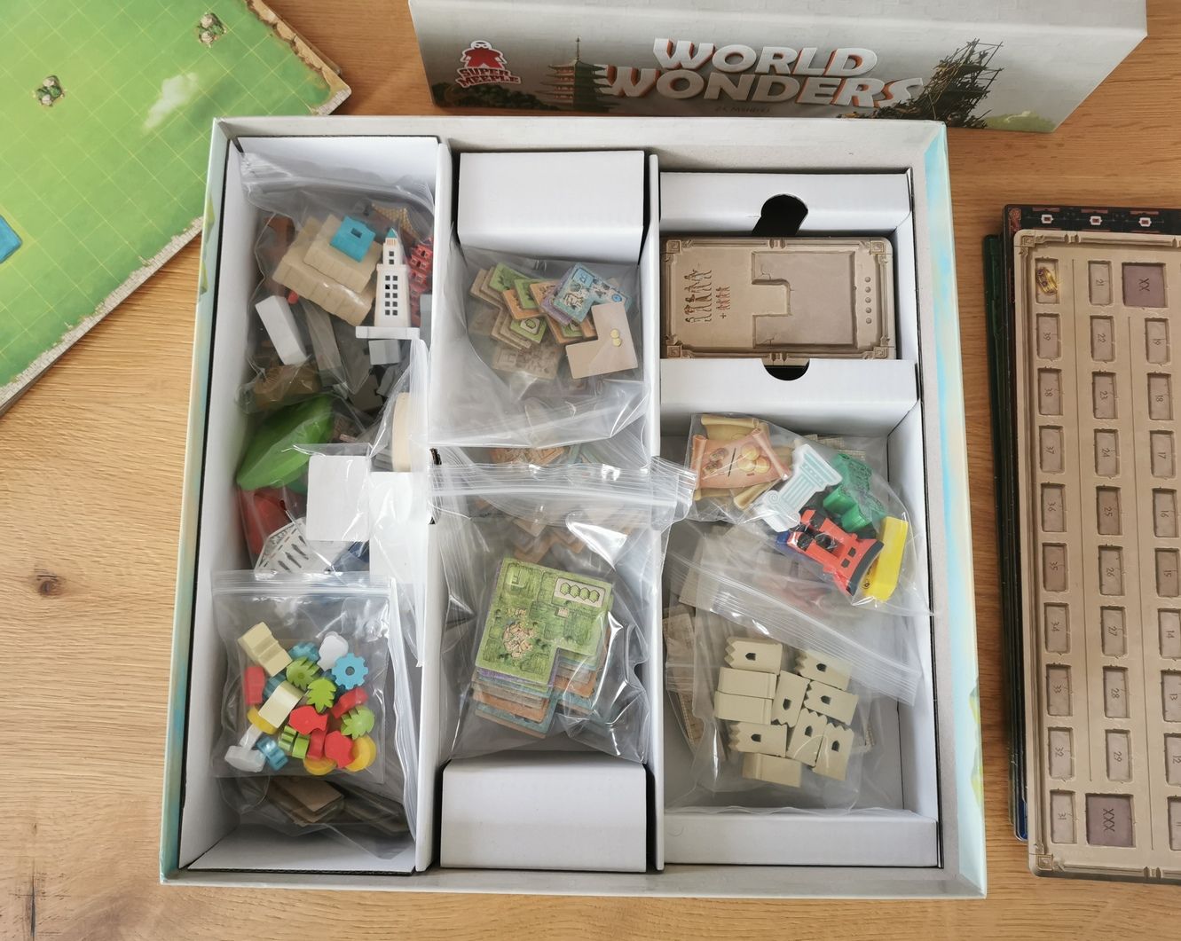 la boîte rangée,  prête pour une nouvelle partie