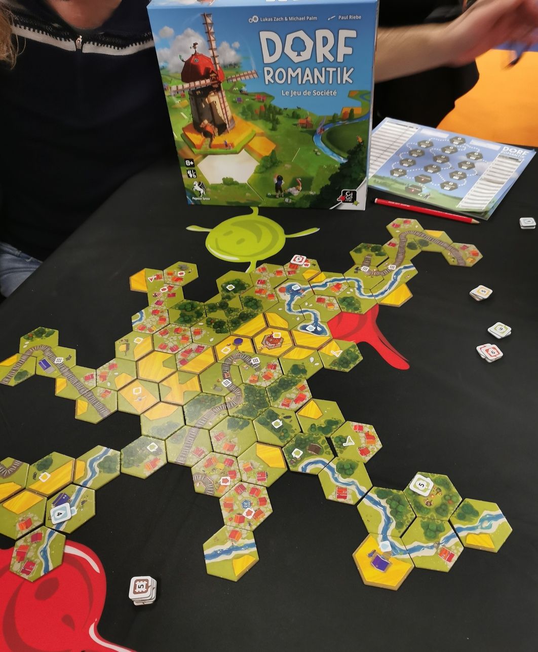 Dorfromantik est un jeu collaboratif prévu pour 1 à 6 joueurs. Ci-dessus : Fin de partie :150 points soit le 5ème palier au niveau de grille de score.