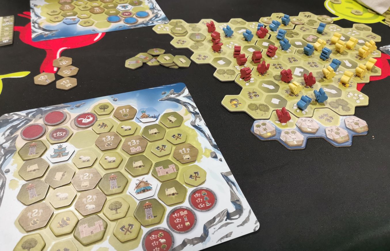 Au premier plan ma région en fin de partie, et au second la région à piller quasiment intégralement recouverte de vikings