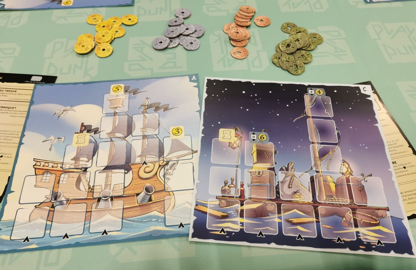 Les plateaux des joueurs sont recto verso. Il y a donc 4 faces possibles par joueur.