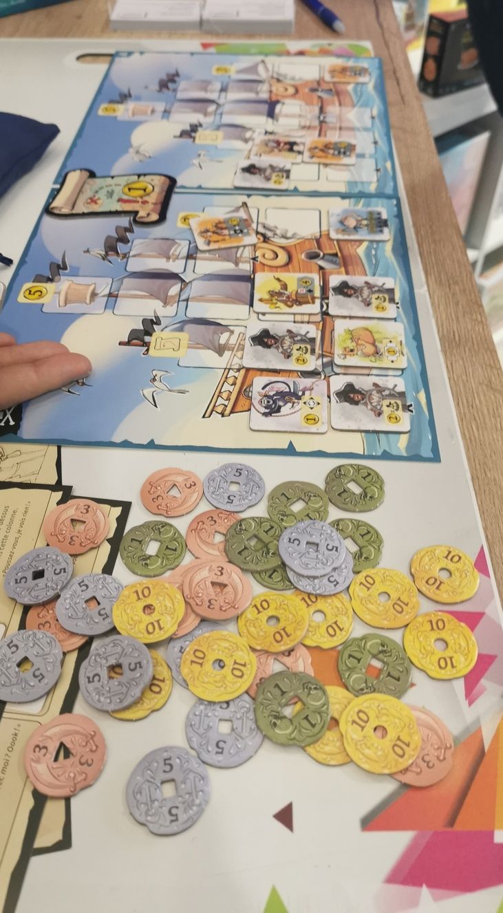 Les points sont représentés par les pièces de monnaie. En fonction des tuiles, les pièces sont acquises soit immédiatement, soit en fin de partie.