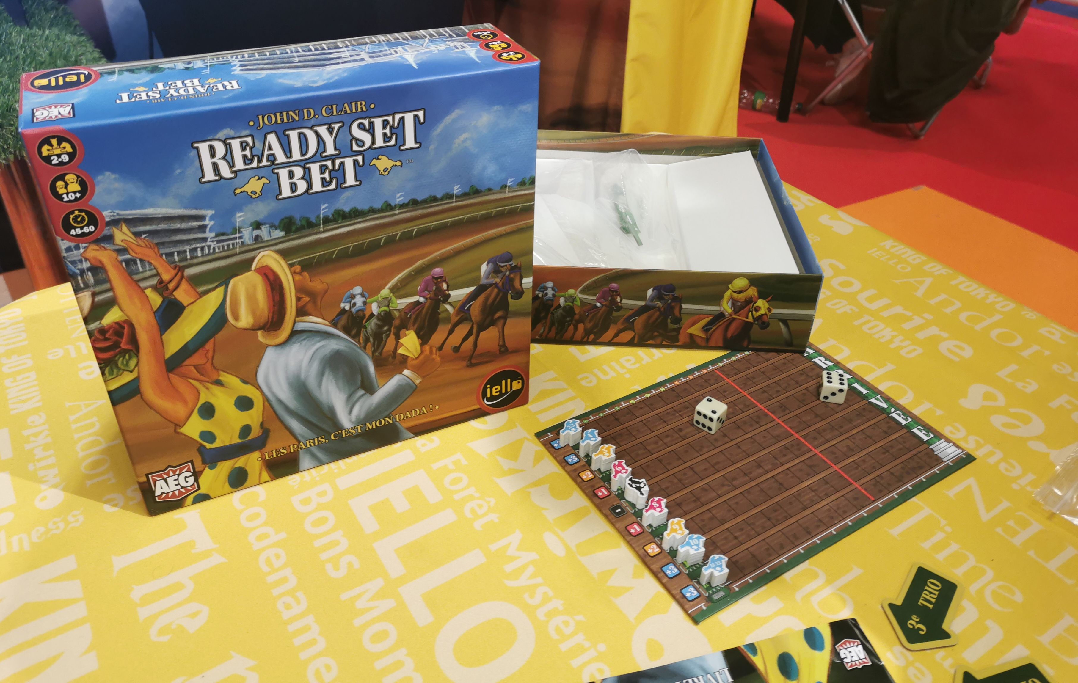 Ready Set Bet est un jeu AEG localisé par Iello. Jeu prévu pour des parties de 2 à 9 joueurs