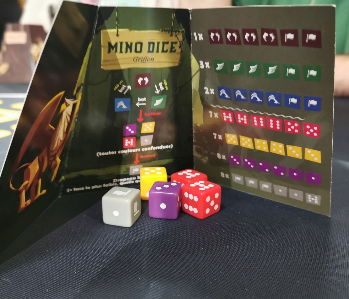 Chaque joueur a un paravent qui lui permet de voir les résultats possibles en fonction des couleurs de dés qu’il a tirés.