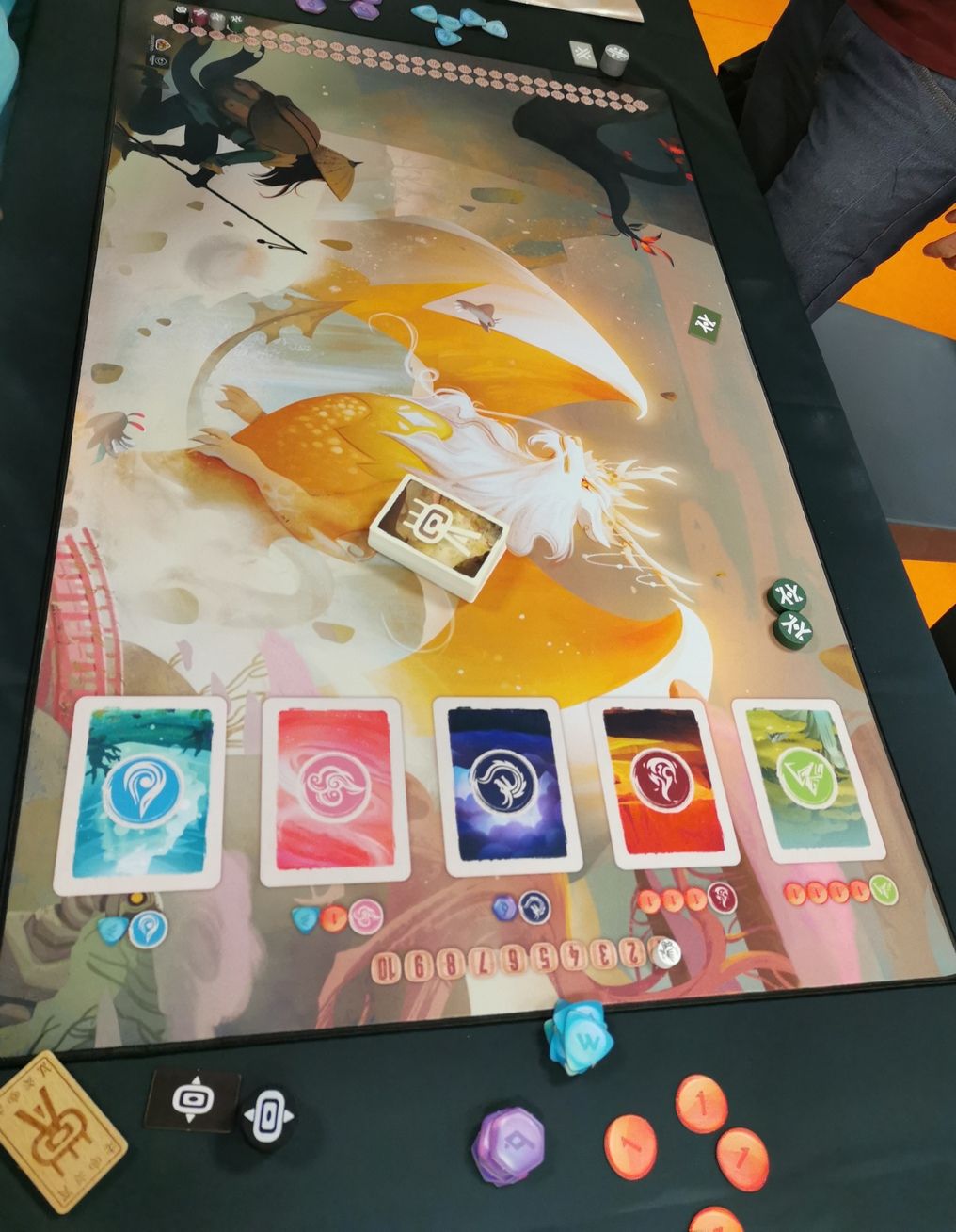 À noter que le tapis ci-dessus n’est pas compris dans la boîte. On trouve dans cette dernière un plateau  carton qui remplit les mêmes fonctions.