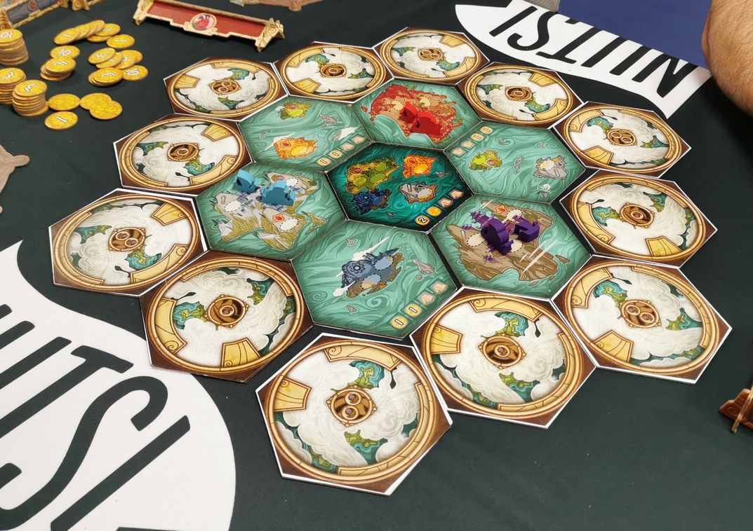 Ci-dessus la situation de départ pour une partie à 3 joueurs. Attention il faut noter que les tuiles font partie d’un prototype.