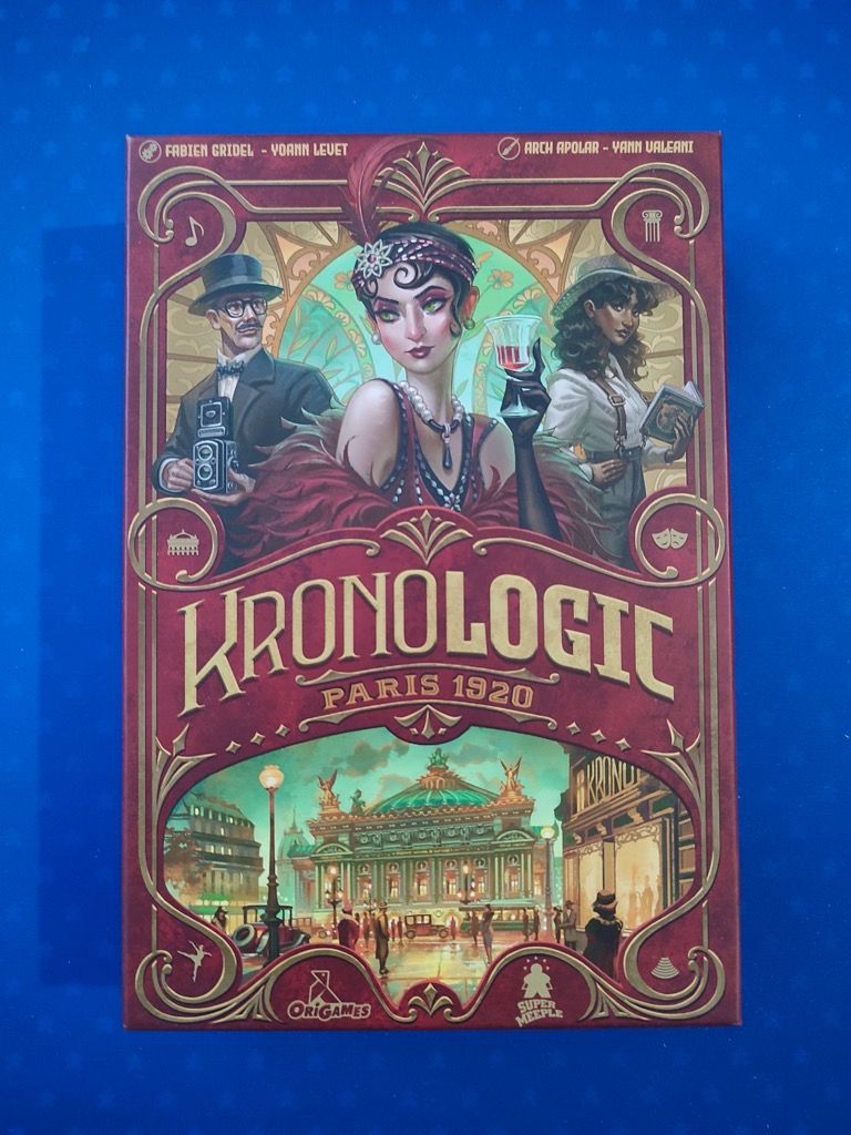 Boite rectangulaire moyenne (23,5x16 cm) illustrée par Arch Apolar et Yann Valeani.