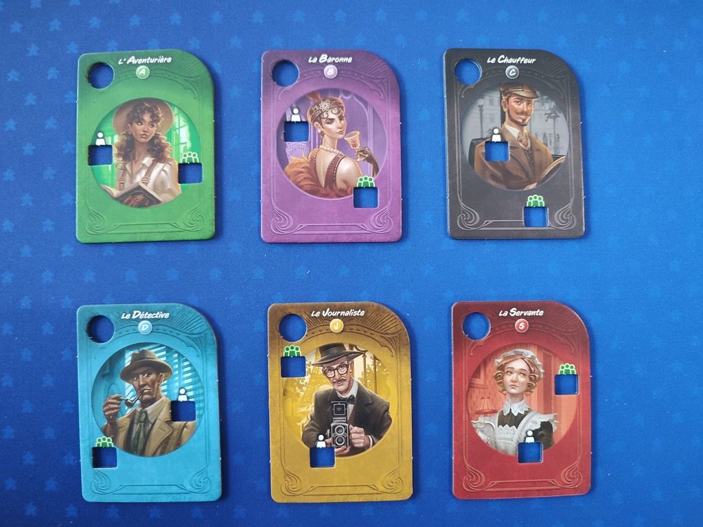 Une fois les découpes enlevées : le joueur pourra obtenir une une information personnelle et une information collective sur les personnages selon le lieu choisit.