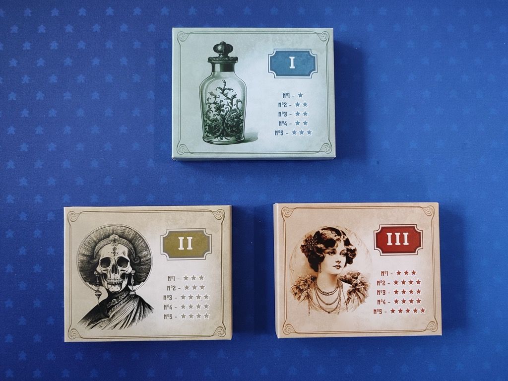 3 enveloppes Scénario contenant chacune 1 livret de 5 enquêtes, avec un descriptif du mystère à résoudre, ses règles spécifiques, les conditions de victoire, les solutions et 30 cartes lieux (6 par enquête).