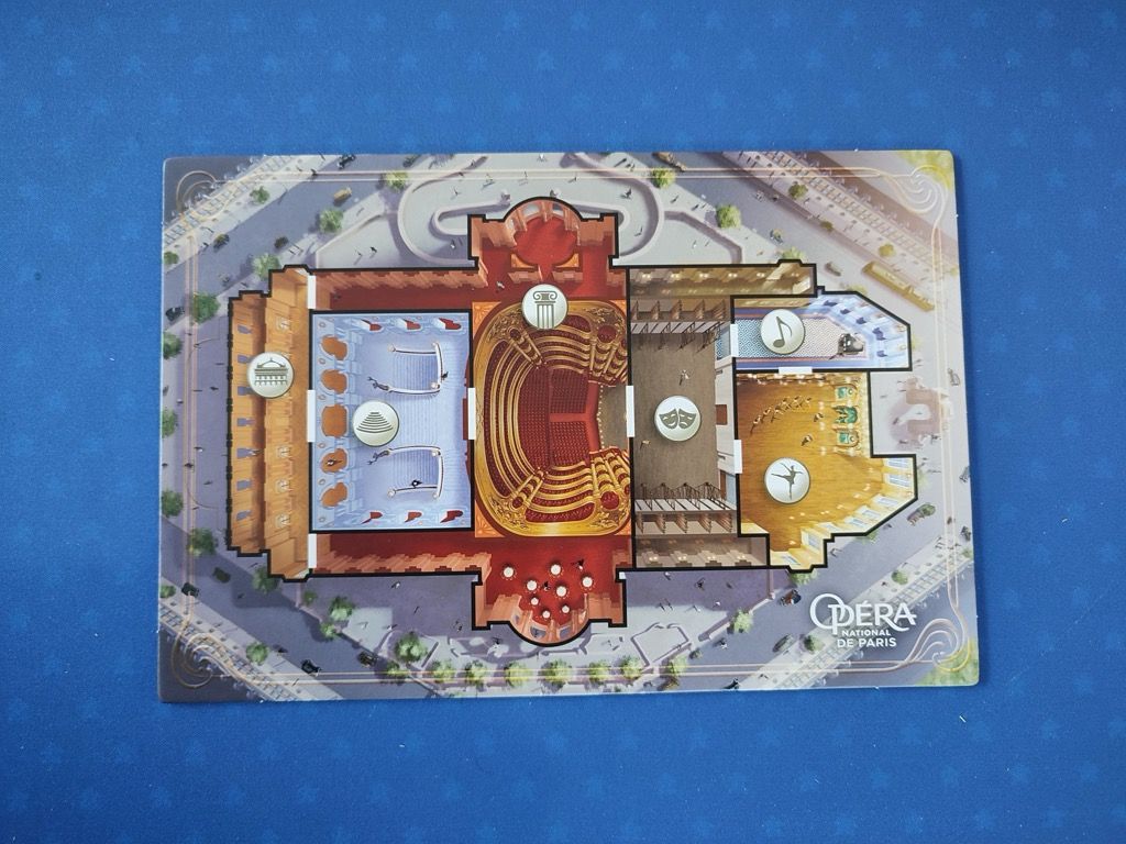 Un plan de l'Opéra de Paris (comme indiqué dans la règle du jeu, pour des raisons ergonomiques  des ajustements ont été faits par rapport à l'année 1920).