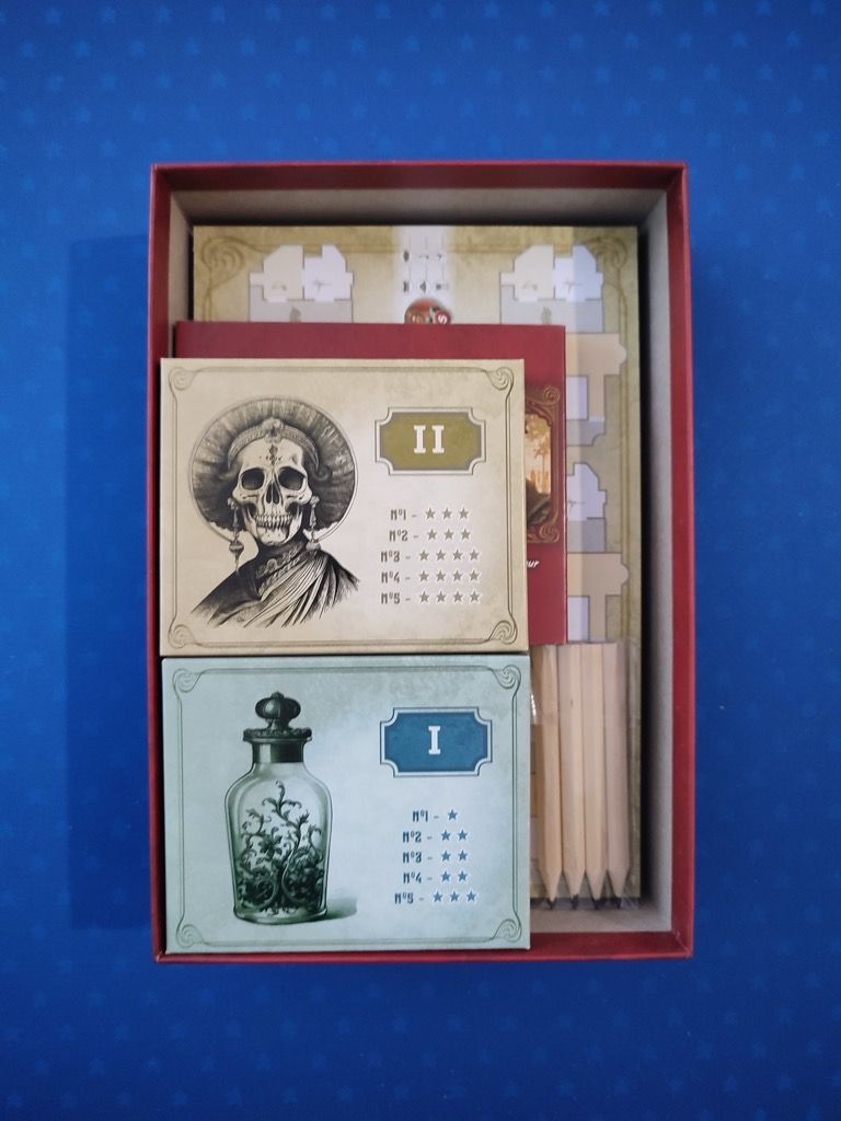 Pour le rangement dans la boite, il faudra optimiser le rangement des enveloppes cartonnées des scénarios car les plaquettes sont bien épaisses...