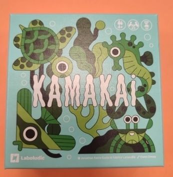 Petite boite carrée de 11 x 11 cm.