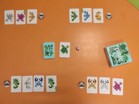 Déroulement de la partie : à son tour un joueur pioche une carte Animal marin (dans la pioche ou dans la défausse face visible) qu'il place où il veut dans sa ligne (possibilité de réorganiser  l'ordre  des cartes.