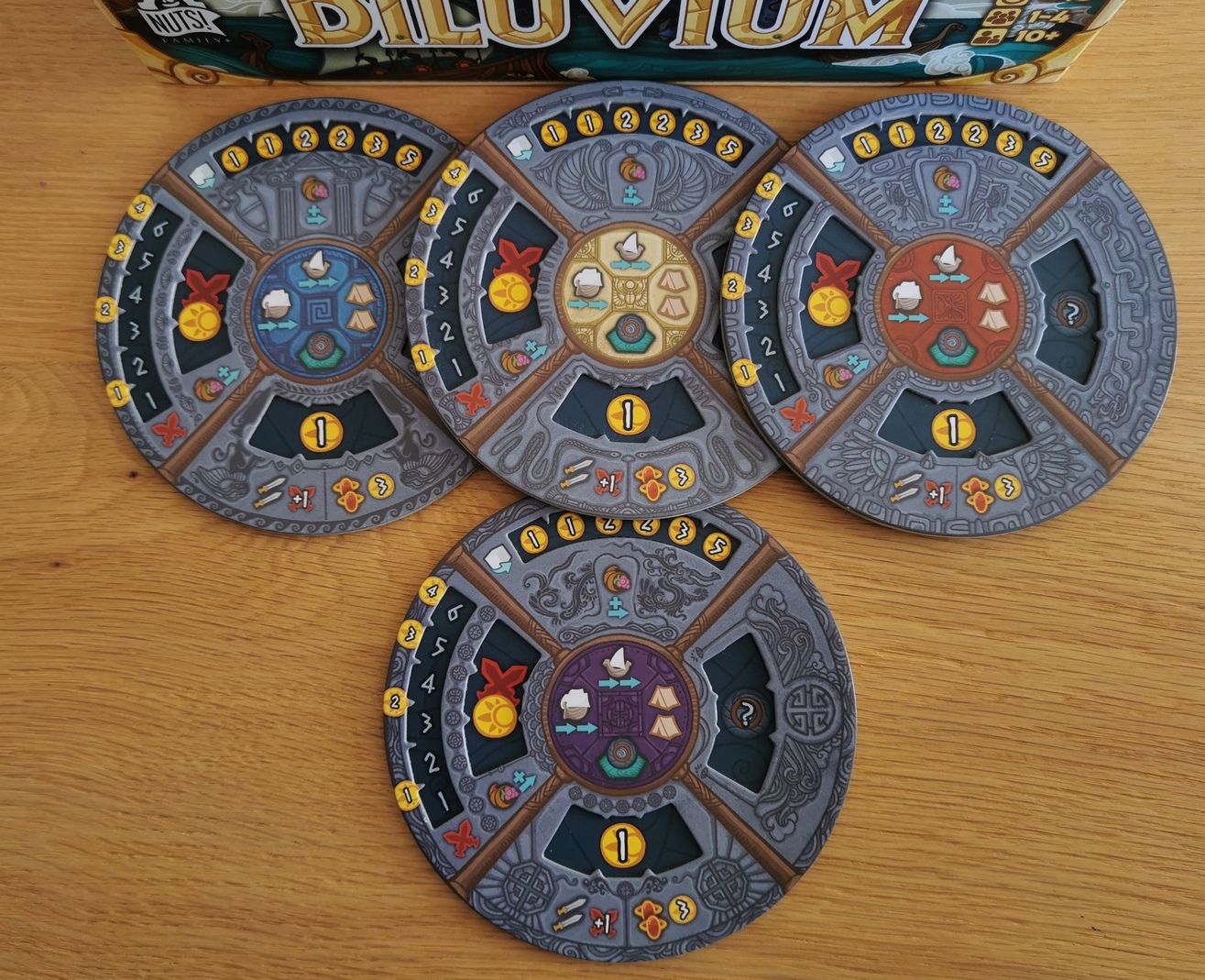 Sur cette face ils sont tous identiques hormis pour la couleur du joueur.