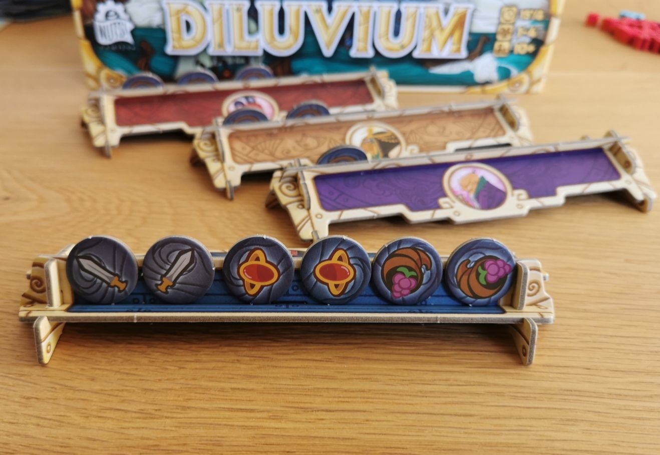 Chaque joueur reçoit un support où il peut stocker secrètement 6 ressources entre 2 tours de jeux.