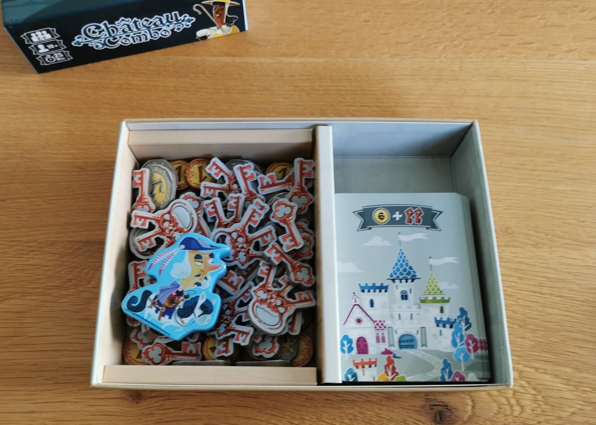 Si il faut faire une seule critique négative : le rangement  ne permet pas de trier les pièces et les clés.