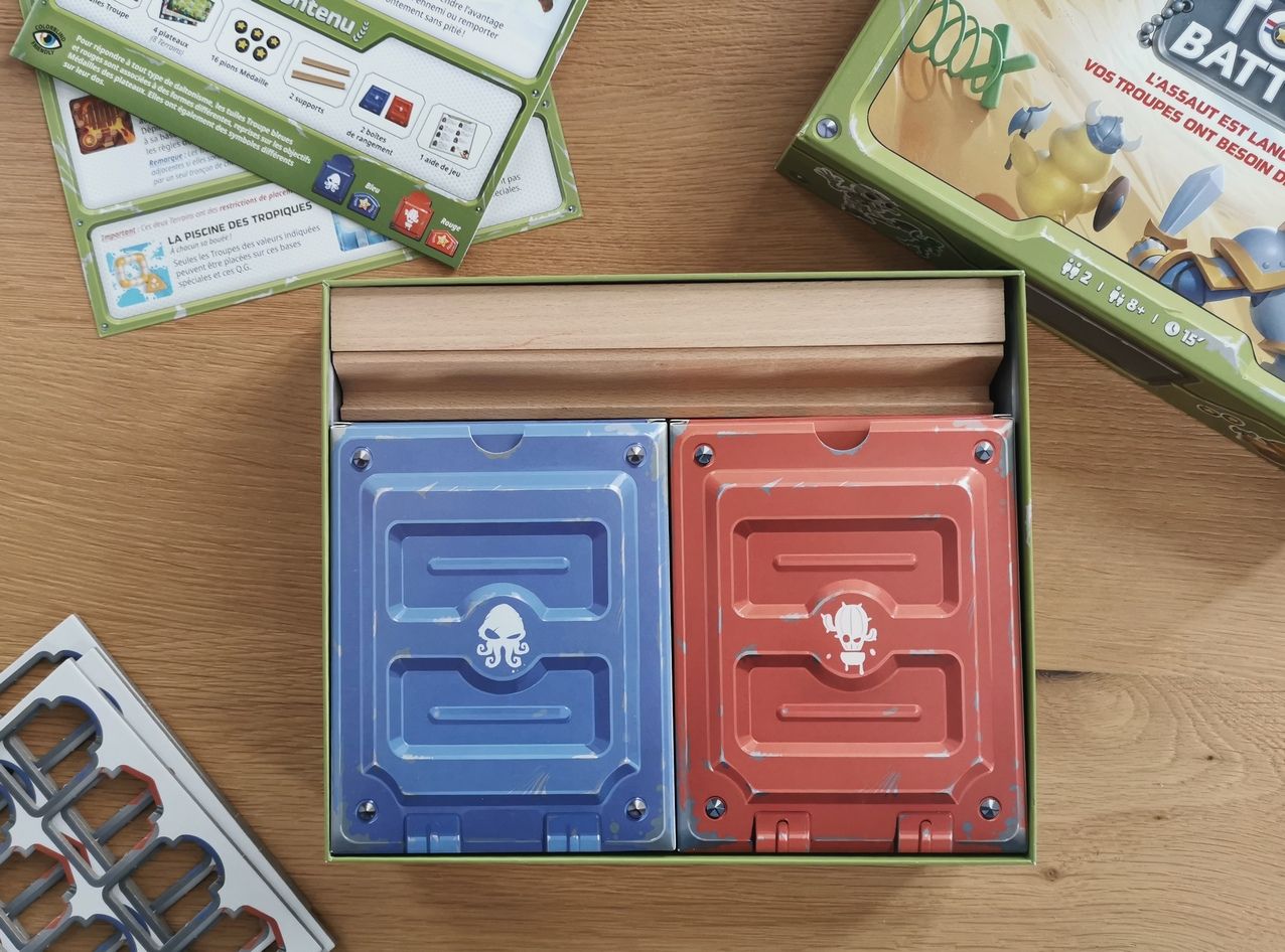 Une fois les boîtes montées avec les 4 plateaux et les 2 supports de tuiles, elles occupent tout l’espace.