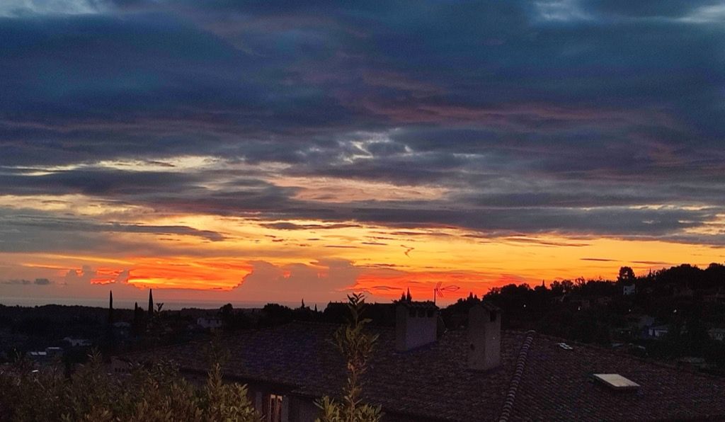 Beau lever de soleil sur notre Côte d'Azur avant de s'enfermer 4 jours dans le Messe d'Essen.