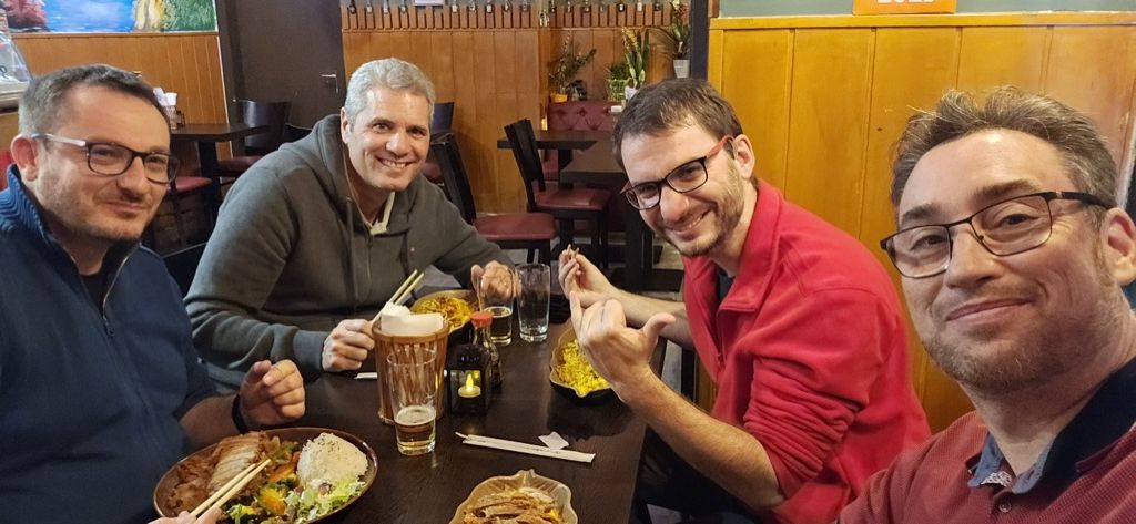 Premier repas tous les quatre avec la sentiment heureux qu'on approche du jour J.