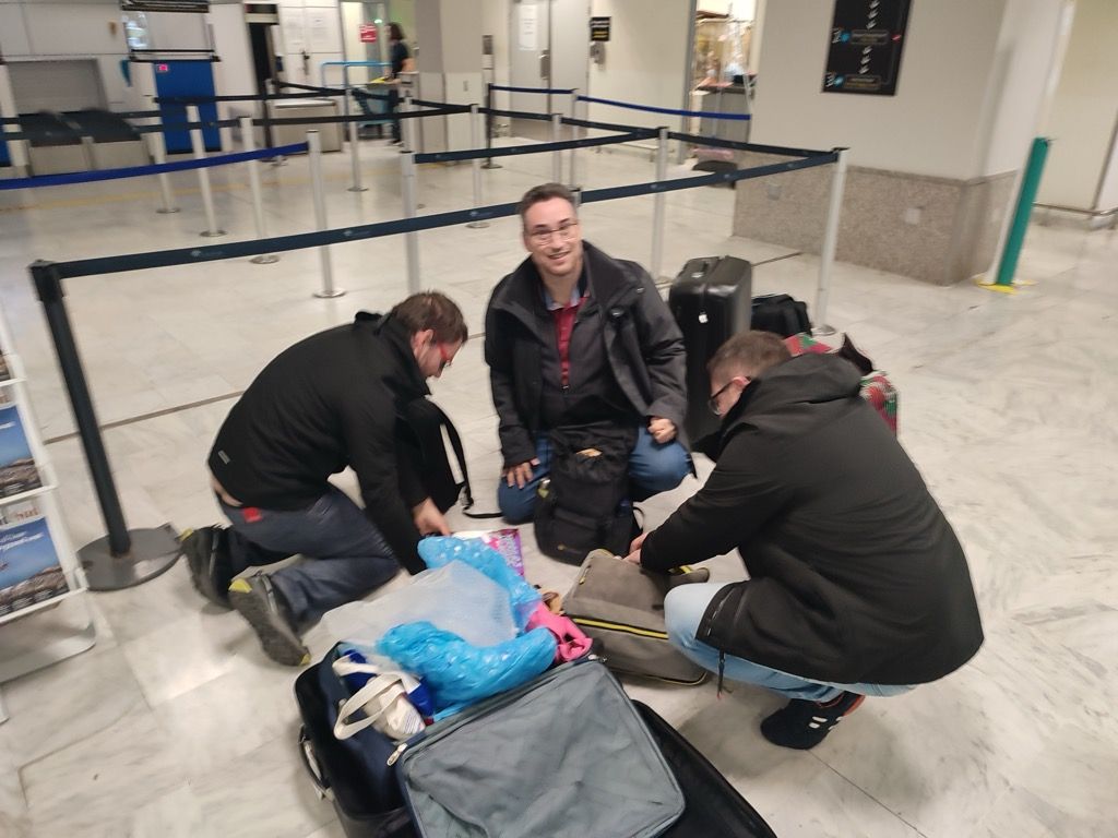 ... mais que tu oublies que chaque valise ne peut dépasser 12 kg à l'aller !!!