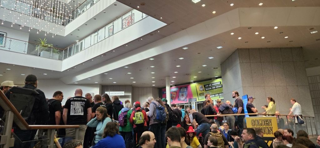 Comme on en a l'habitude même quand tu arrives très tôt tu n'es jamais tout seul pour attendre.