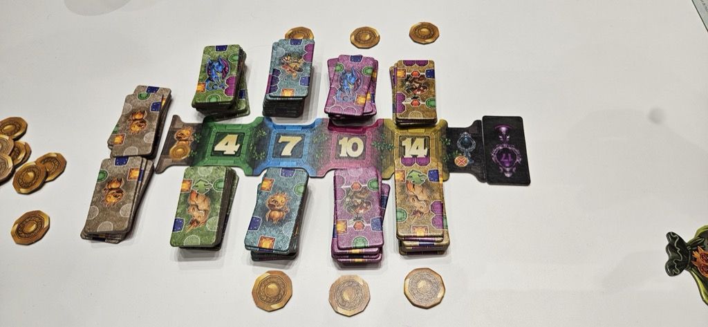 On enchaine chez Schmidt pour essayer Gardlinds, un très bon bag building familial de Kristian Amundsen Østby (Santa Maria, Revive, Recall) et Maria Østby