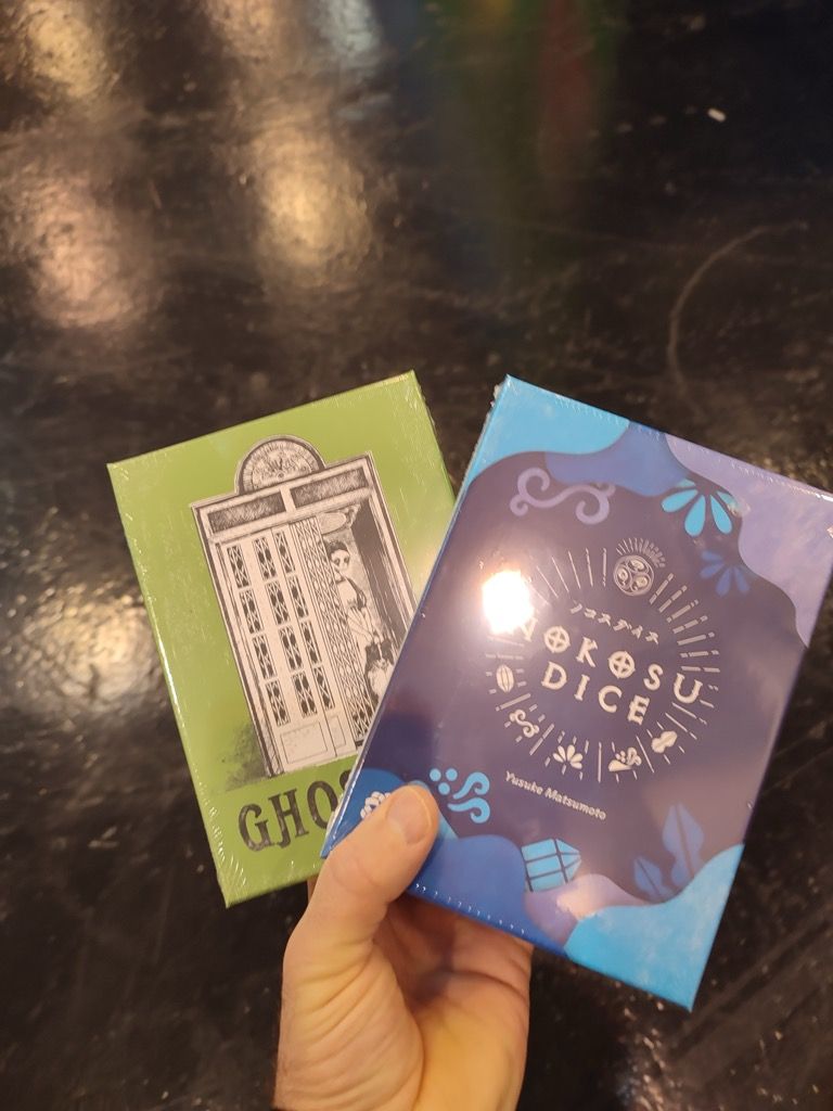 Pas peu fier d'avoir mis la main sur cette petite pépite du jeu de plis avec en  bonus l'achat de Ghost Lift le dernier Engames.