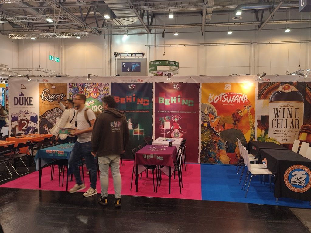 Dans la queue ensuite pour acheter The Great Evening Banquet chez Saashi&Saashi je suis juste en face du stand Instalplay pour récupérer mon Botswana !