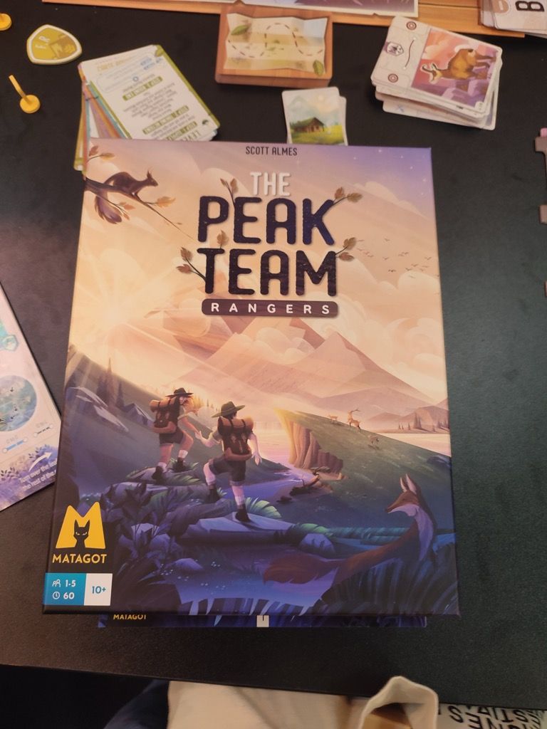 Une table se libère enfin et on s'installe pour découvrir le nouveau jeu de Scott Almes illustré par Crocotame.