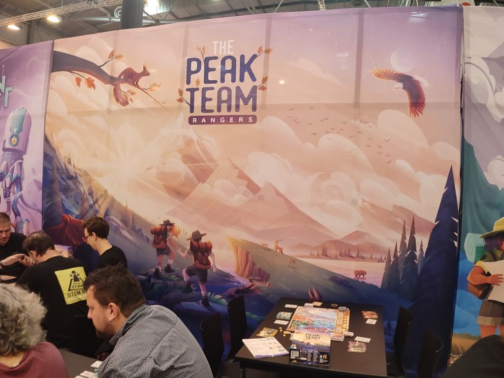 On se retrouve tous les 4 sur le stand de Matagot pour tenter de jouer à The Peak Team.