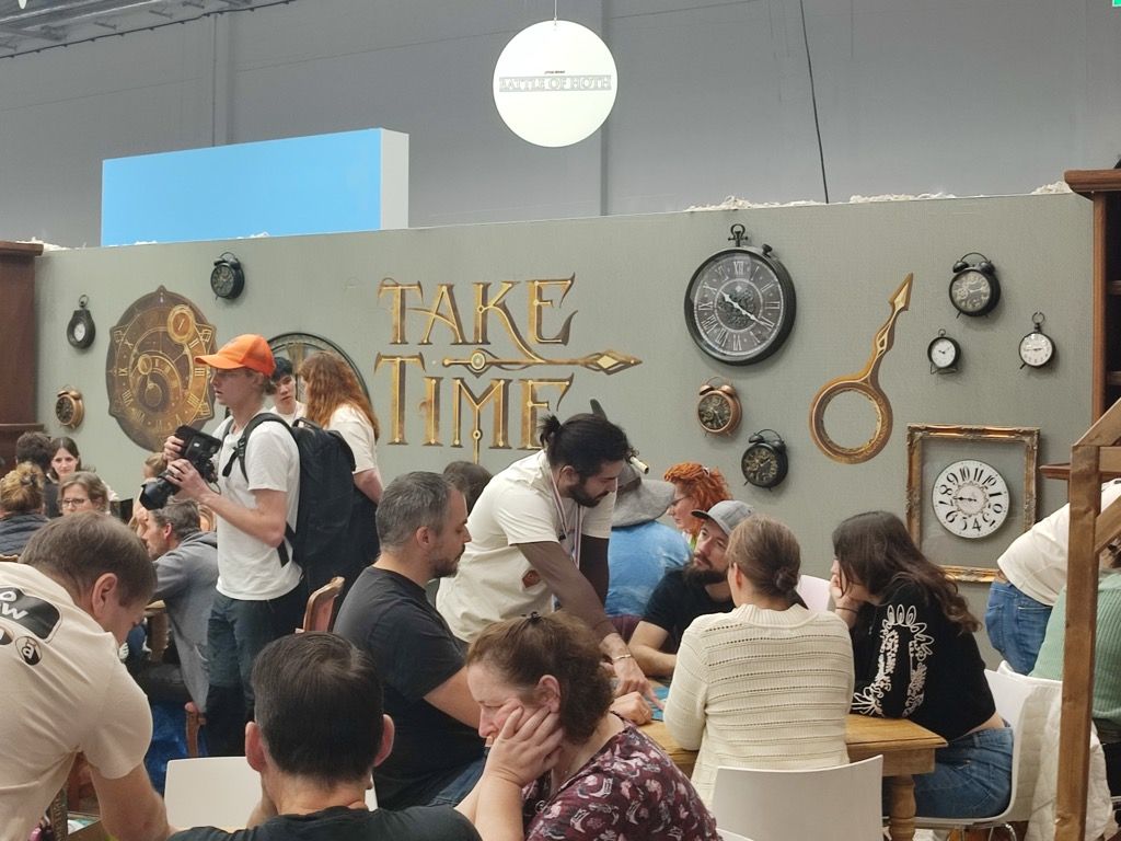 Un stand impressionnant pour LE jeu de l'année 2025 Take Time qui restera plusieurs jours en tête du Fairplay.