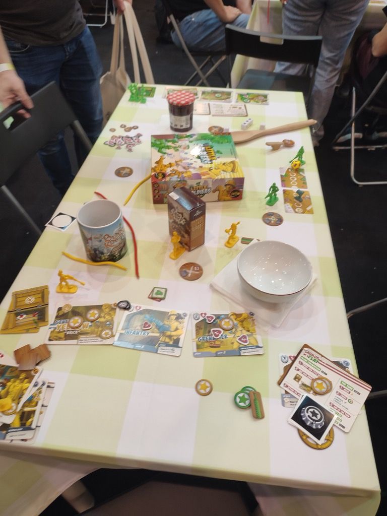 Présentation originale du jeu Petits soldats chez Iello.