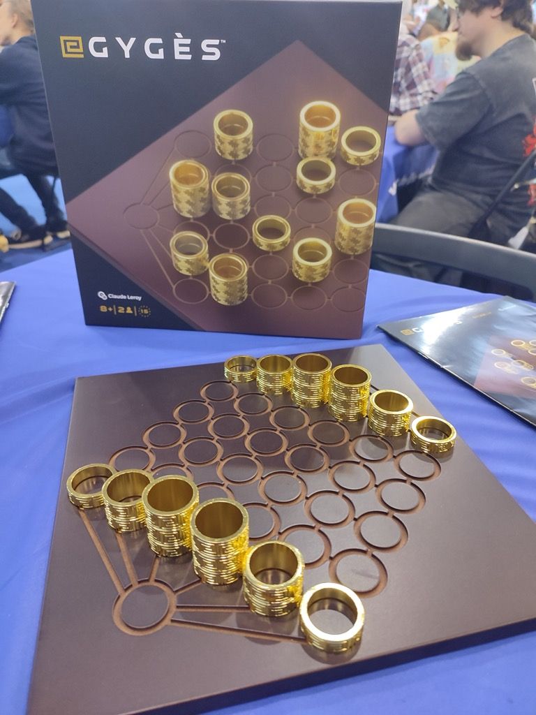 Toujours chez Blue Orange, je découvre le nouvel écrin pour le jeu Gygès de Claude Leroy (le papa de Timothée ex boss de Jactaléa et  de Blue Orange) dont la première édition datait  de 1985...