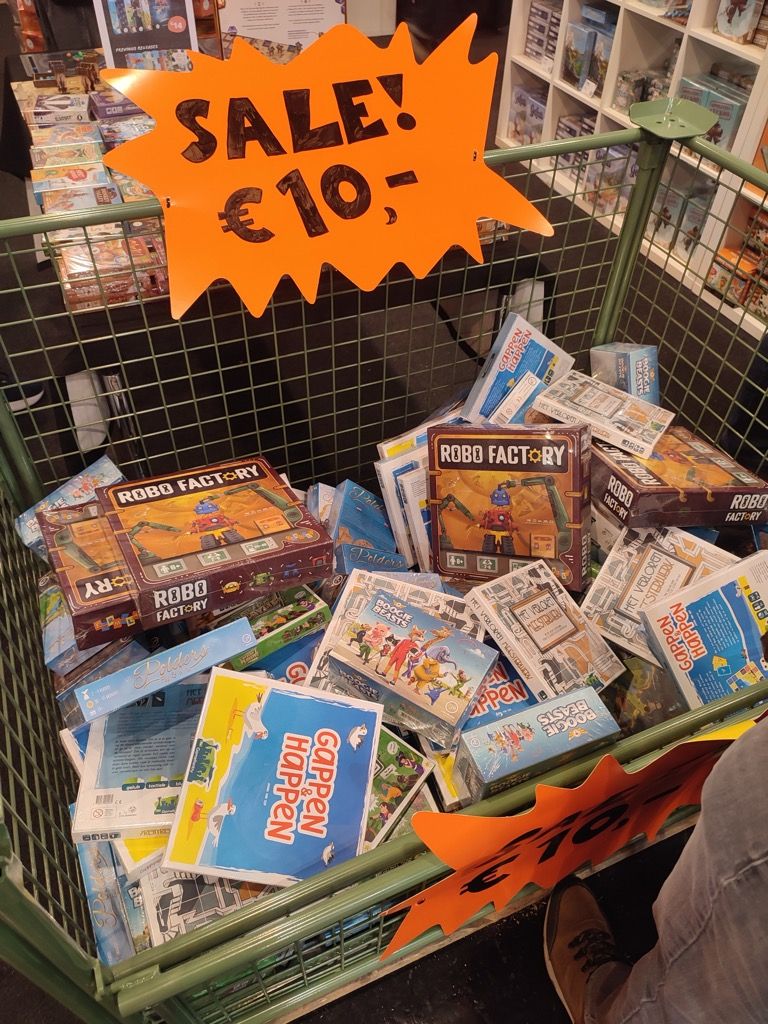 Des boites de jeux en vrac...  Essen c'est aussi une foire.