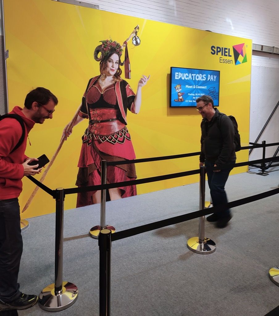 Pas de queue... Jean-Rémy, content , se dit qu'il va pouvoir tranquillement récupérer son loot bas du Spiel...  et pour cause ce n'est pas le bon stand pour la distribution du jeudi !