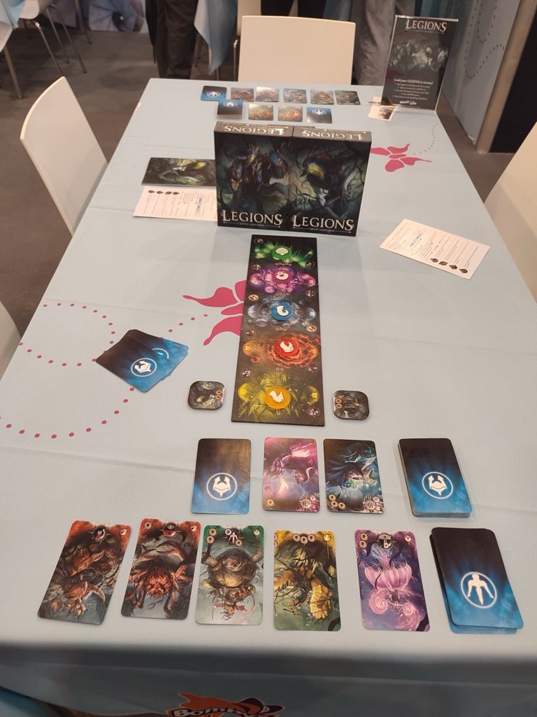 Passage chez Bombyx pour jeter un oeil sur la version définitive de Légions de Bruno Cathala, Charles Chevallier et Johannes Goupy après avoir essayé le proto il y a deux ans avec Cyril.