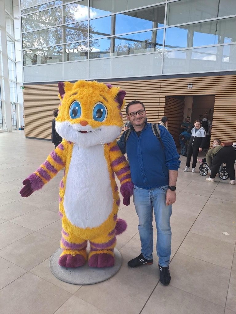 En grand amateur de jeux avec des chats dedans, Yannick a été immortalisé pour son premier Essen !!!