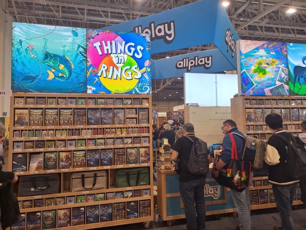 Jean-Rémy jette son dévolu sur une boite de Ruins, le jeu de card-crafting  très malin de John D.Clair (Mystic Vale, Ready Set Bet, Space Base).